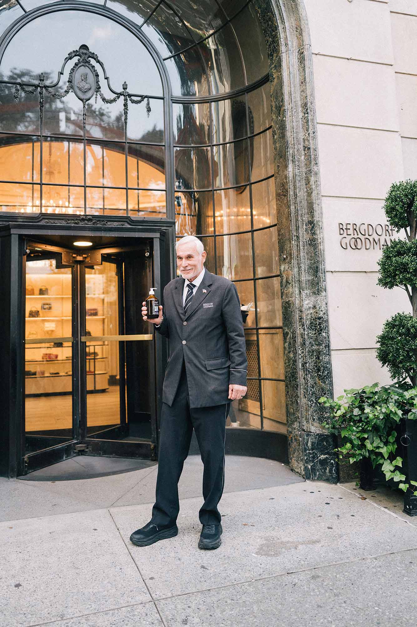 SE LAVER LES MAINS AVEC LA MAISON DE MARCHANDISES BERGDORF GOODMAN