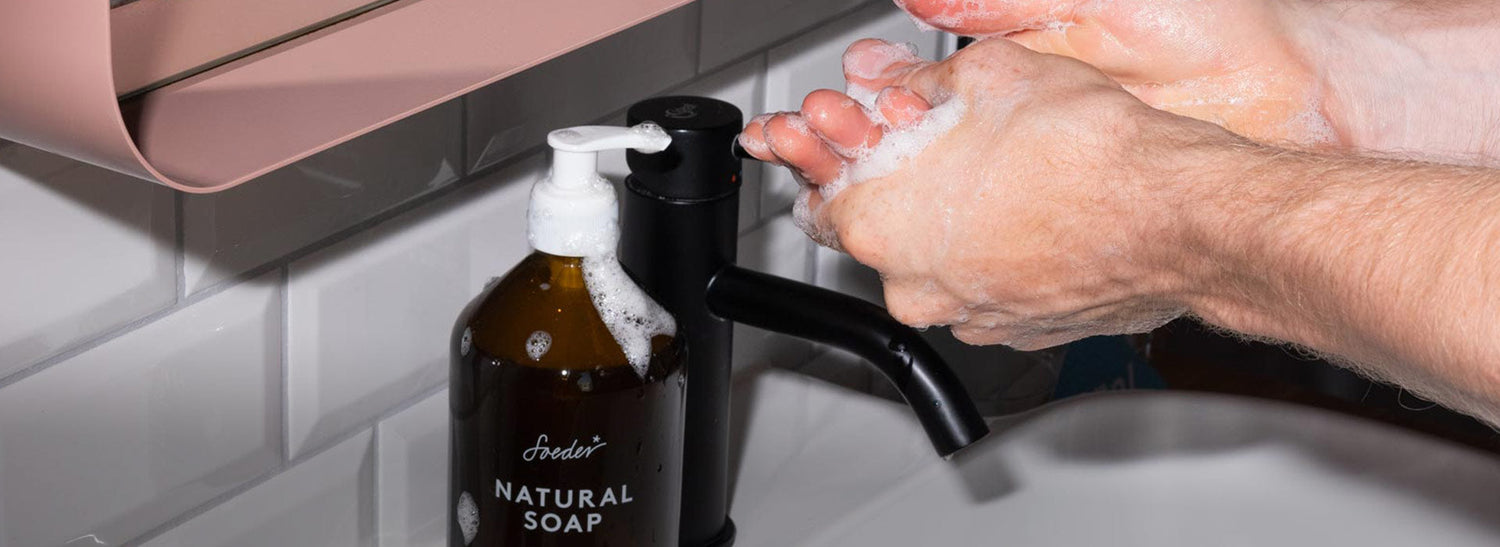 Personne qui se lave les mains avec du savon Soeder. 