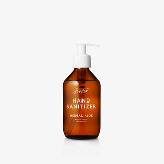 Soeder Hand Sanitizer Herbal Aloe 250 ml in brauner Glasflasche mit weissem Pumpspender vor weissem Hintergrund