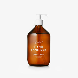 Soeder Hand Sanitizer Herbal Aloe 500 ml in brauner Glasflasche mit weissem Pumpspender vor weissem Hintergrund