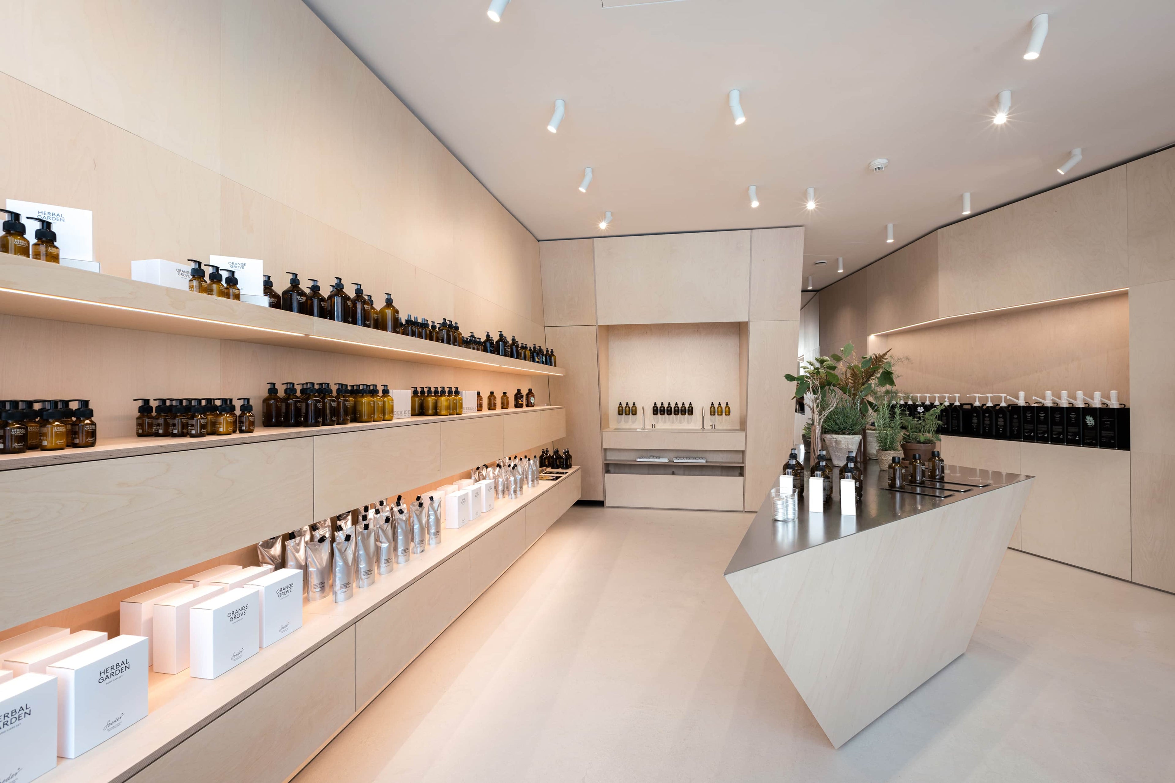 Magasin Heller Soeder à Bâle, avec des étagères en bois remplies de bouteilles et une station de recharge
