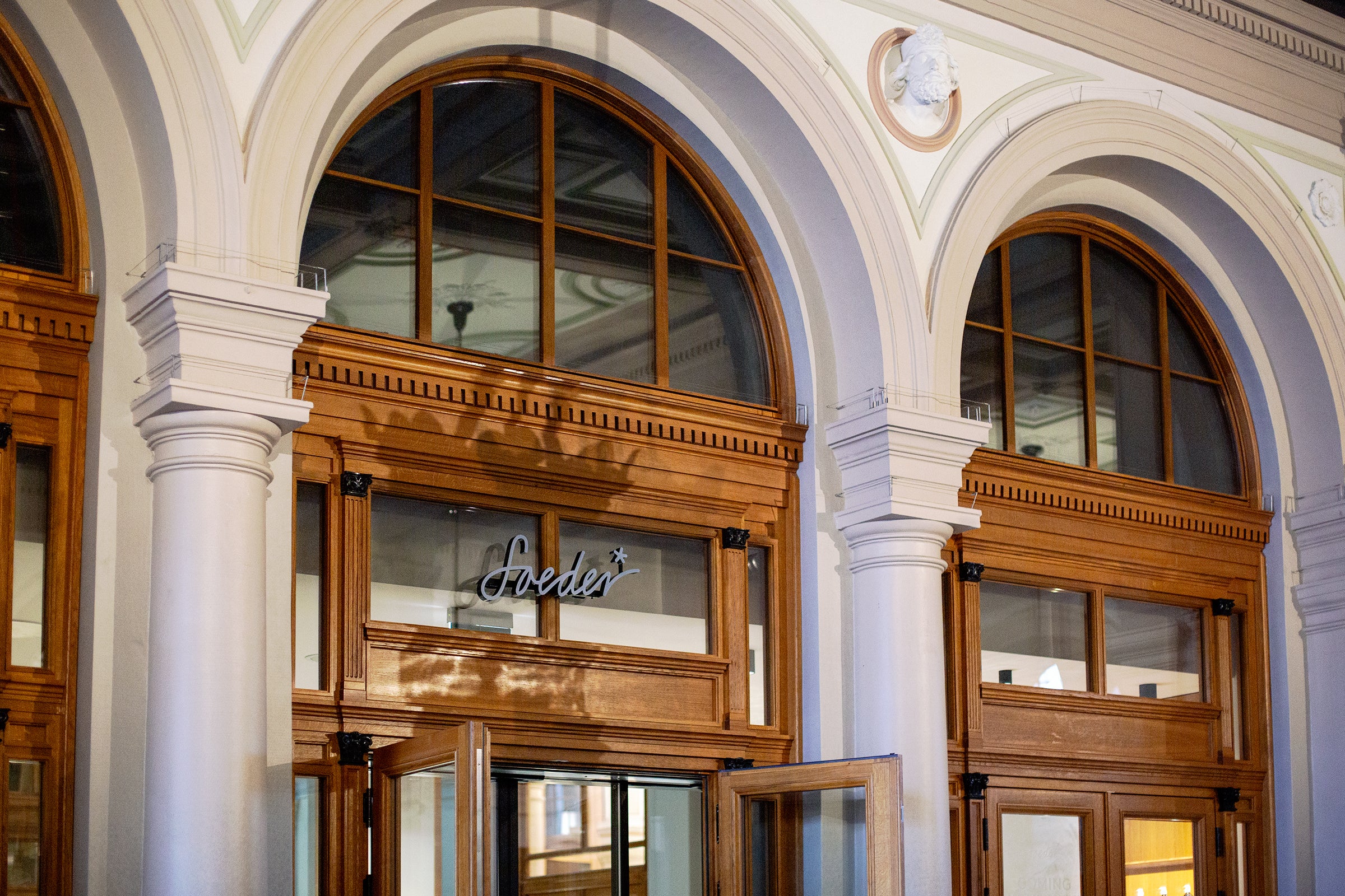 Fenêtre en arc de cercle du magasin Soeder à la gare centrale de Zurich, avec une inscription sur la vitrine