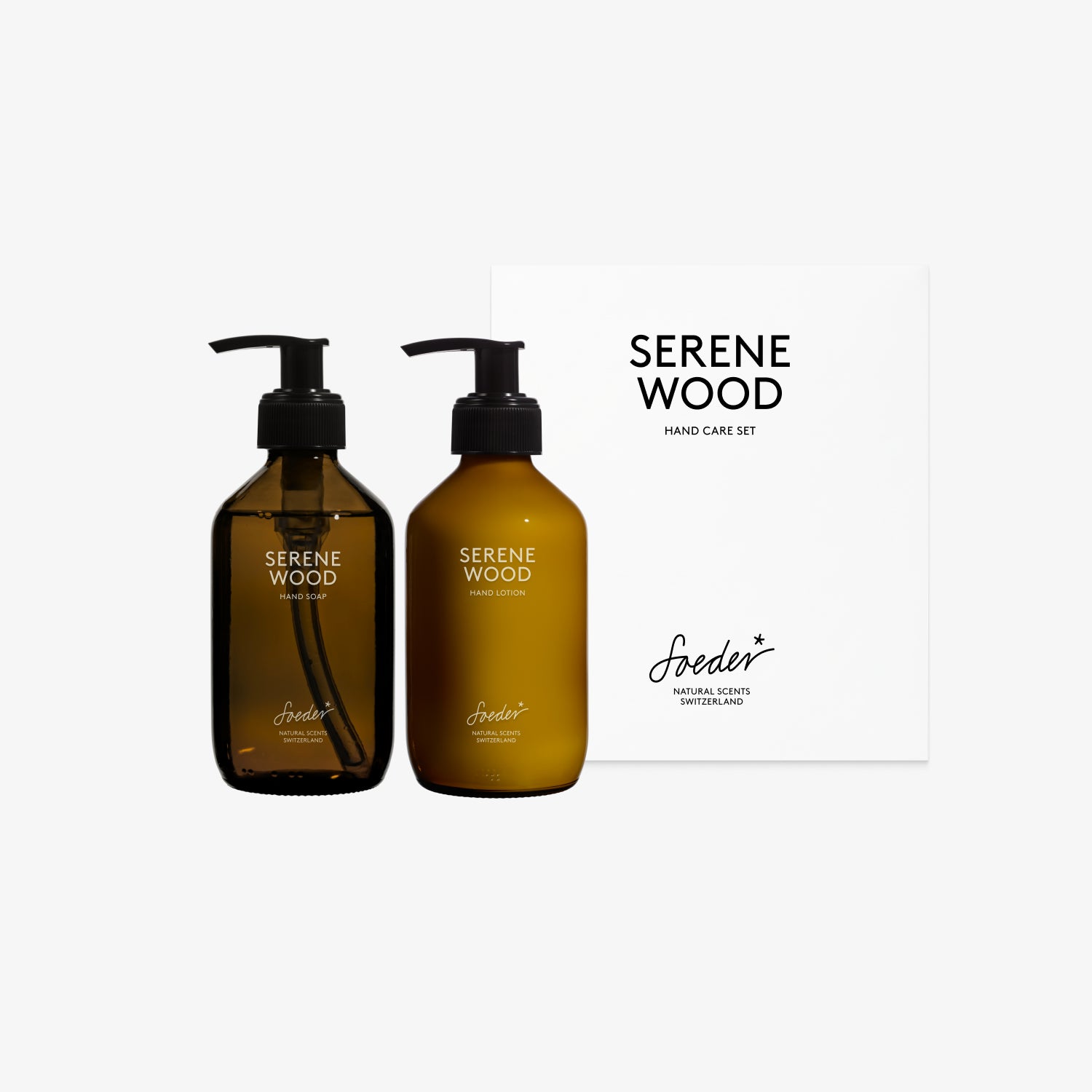 Soeder Hand Care Set Serene Wood: Hand Soap und Hand Lotion im Braunglas neben der weissen Geschenkbox